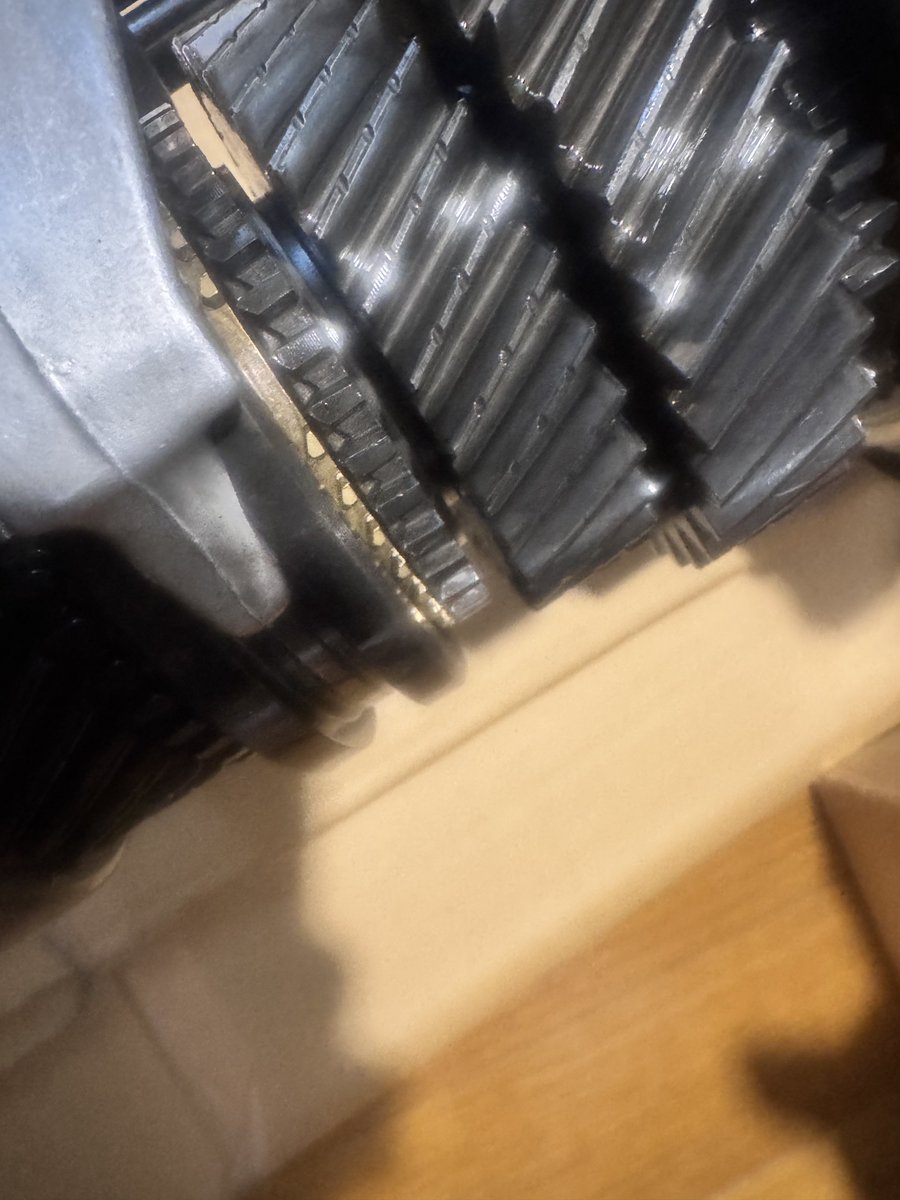 kedroo_03's tweet photo. r154
3速のギアとシンクロに遊びが全くなくて固着してる？
ニュートラルでも駆動伝わるし3以外のギア入れたら回らないし3入れようとしても最後まで入りきらないんだけど

そんな事ある？？ https://t.co/hjFOUybcDy