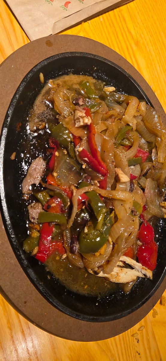 skadizzle's tweet photo. Pretty sure @Chilis just reused a fajita plate for mine without cleaning it. Had a weird smell and grease at the bottom. FYI, I had chicken and there were clearly pieces of steak at the bottom of the hot plate https://t.co/VFjD1gGwY4