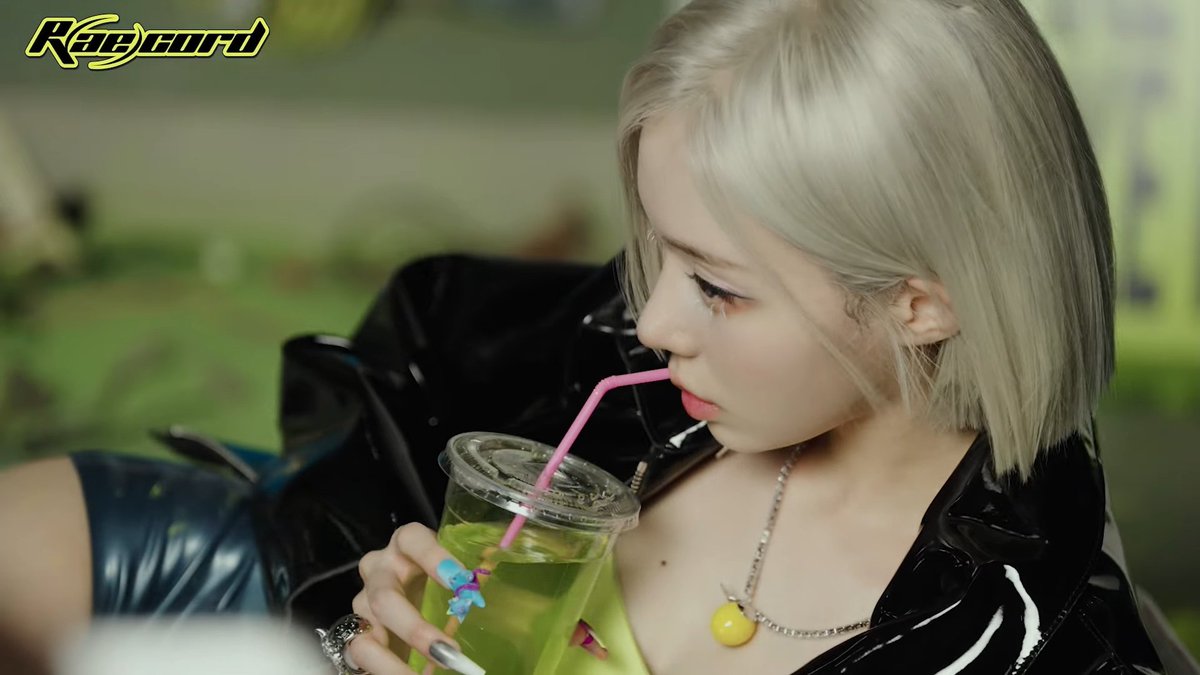 winteraphy's tweet photo. SHE'S SO HOT https://t.co/zmRyEe0rzX