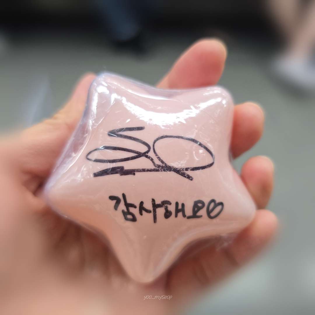 yoo_myseop's tweet photo. 260530 #요섭 잔상(Fade In)

오빵이가 던져준 인생 첫 싸인볼?별?ㅋㅋㅋㅋㅋ

오늘도 진짜 최고였어🥹
언제나 기적을 선물해줘서 고마워🫶🏻🫶🏻🫶🏻 https://t.co/7kroF2pvvO
