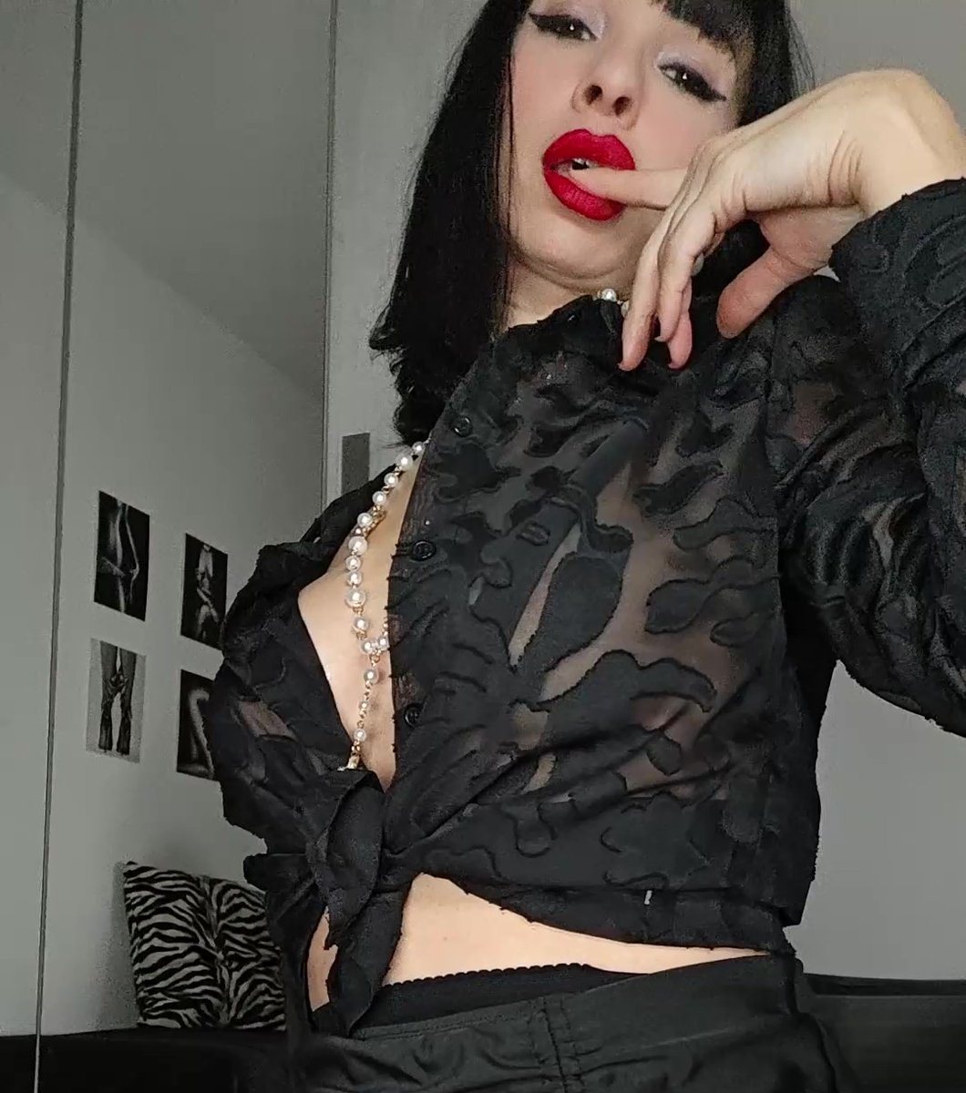 ladyalessandrab's tweet photo. Ho avuto diverse esperienze di sesso a 3, in larga maggioranza del tipo io con quel cornuto di mio marito e un Bull, e alcune volte io con una Dominatrice e suo marito.
Se le hai fatte, mi racconti le tue esperienze di sesso a 3 ? https://t.co/qZPKpmz9bc