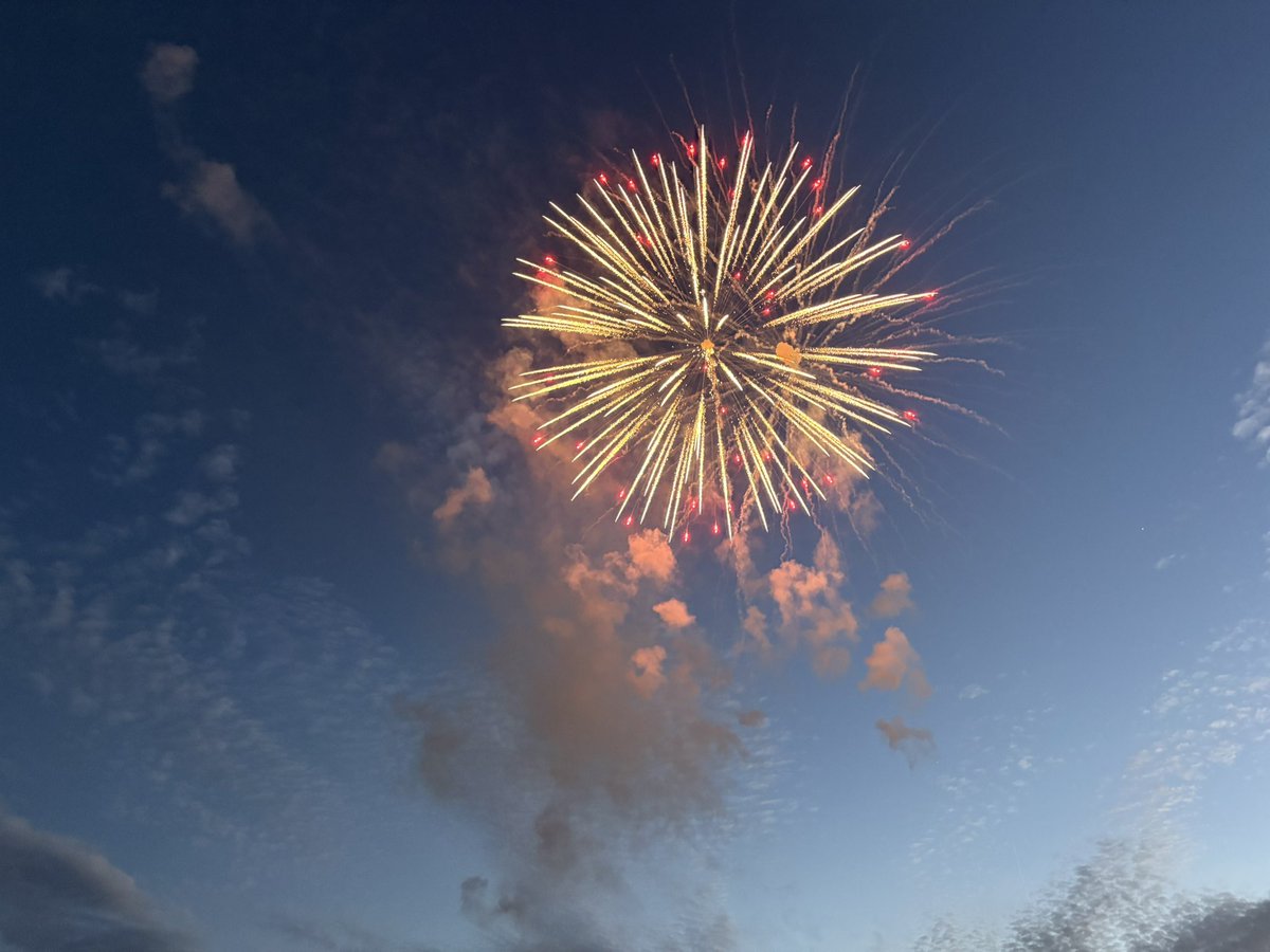 ymlall's tweet photo. 今日は花火大会に行ってきた。花火の写真は難しかったな…その中でも綺麗に撮れたものを共有させてもらう。返事はもう少し待っていてくれ。 https://t.co/Ipc5K9Y9wf