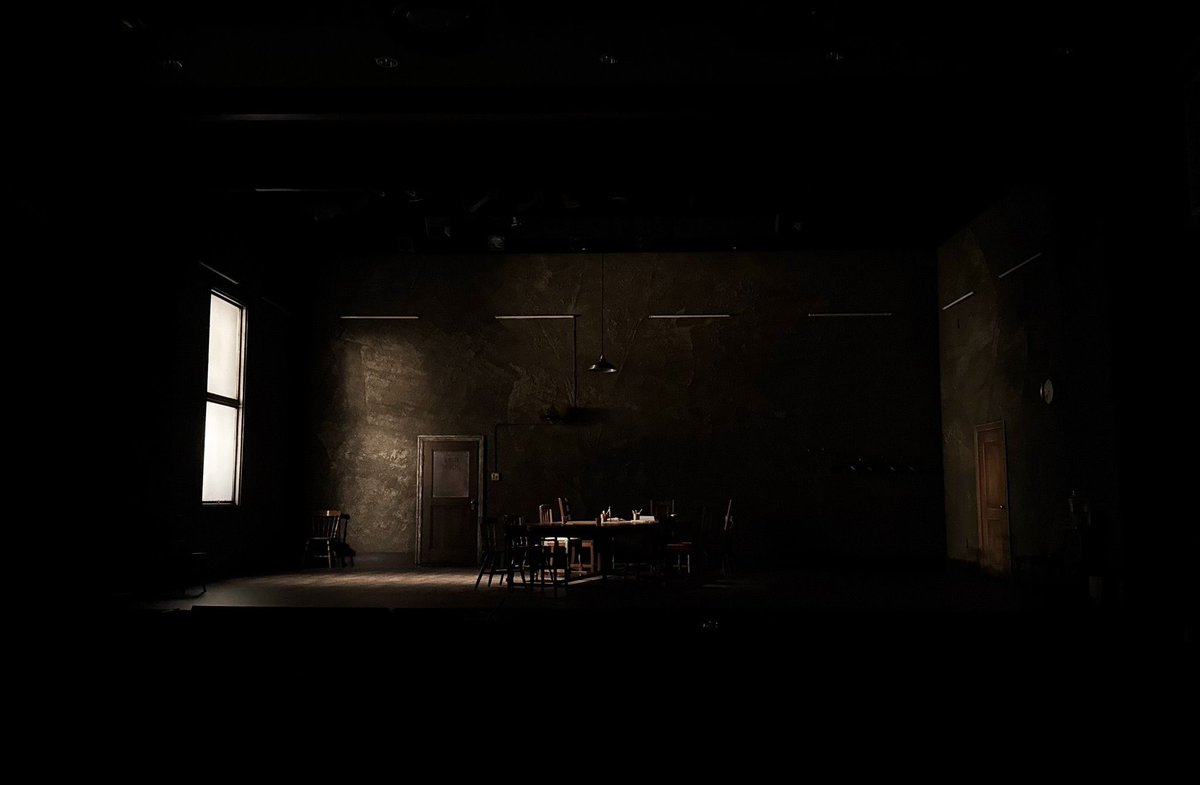 wadatakuma_'s tweet photo. 舞台『12人の怒れる男』初日の幕が上がり本日2公演終了しました！
ご来場頂いた皆様、この作品を楽しみに待っててくれた皆様ありがとうございます。
鍵のかかった蒸し暑い陪審員室。
13人目の陪審員になった気持ちでご覧頂けた方も少なくないのではないでしょうか。
今回の舞台の設定はPM4:00頃から始まります。時間が経つに連れて音、光、その場の雰囲気までもが静かに変化していきます。登場人物達の気持ちの変化に加えそういった場の変化にもぜひ注目して頂きたいと思っています！
明日も2公演頑張ります🔥