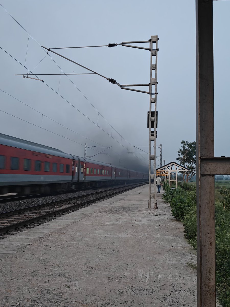 TweetTo_Shaurya's tweet photo. Urgent Attention Required!
There is heavy smoke coming from the generator coach of Brahmaputra Express (Train No. 15657). This may pose a safety risk to passengers. Kindly look into the matter immediately and take necessary action.
@RailMinIndia @RailwaySeva @IRCTCofficial https://t.co/nk3wenPZi9