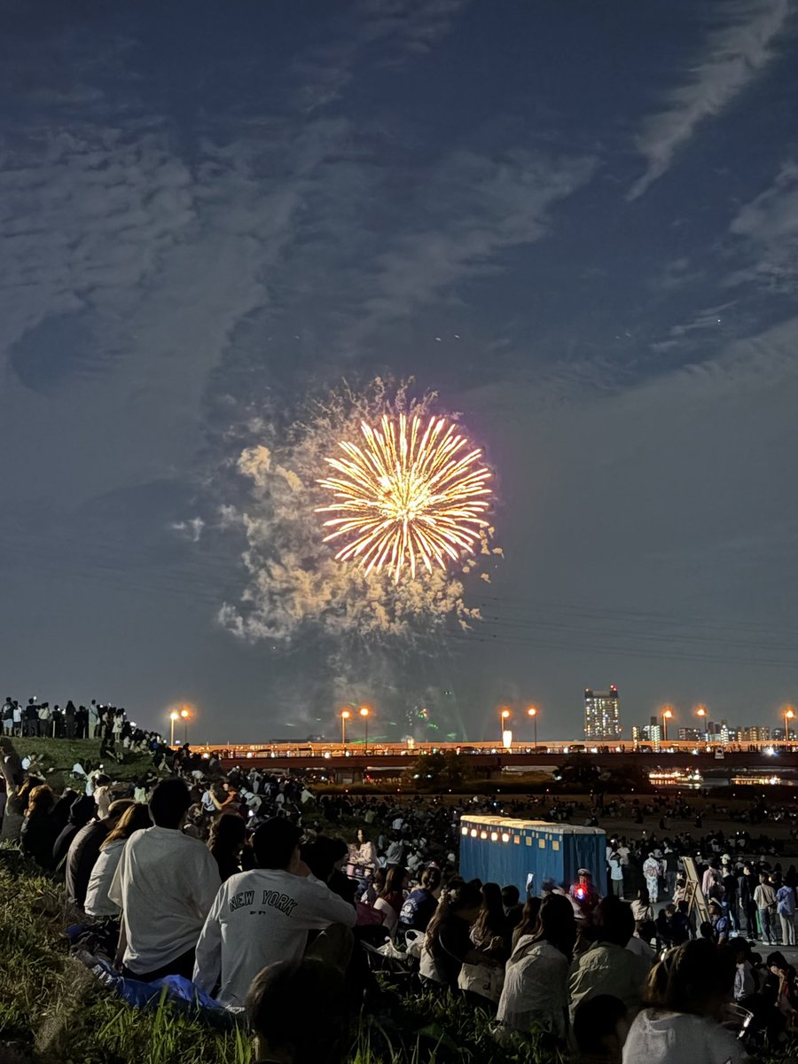 足立の花火3年ぶりに見てきました。
川沿いは夜になると涼しくて見やすいとも言えるし雰囲気出ない感じもするし。。
海外の人増えたなーと言う印象。 