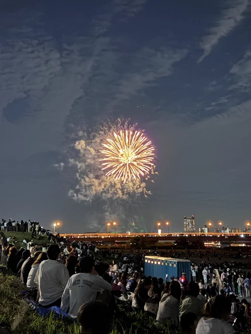 足立の花火3年ぶりに見てきました。 川沿いは夜になると涼しくて見やすいとも言えるし雰囲気出ない感じもするし。。 海外の人増えたなーと言う印象。