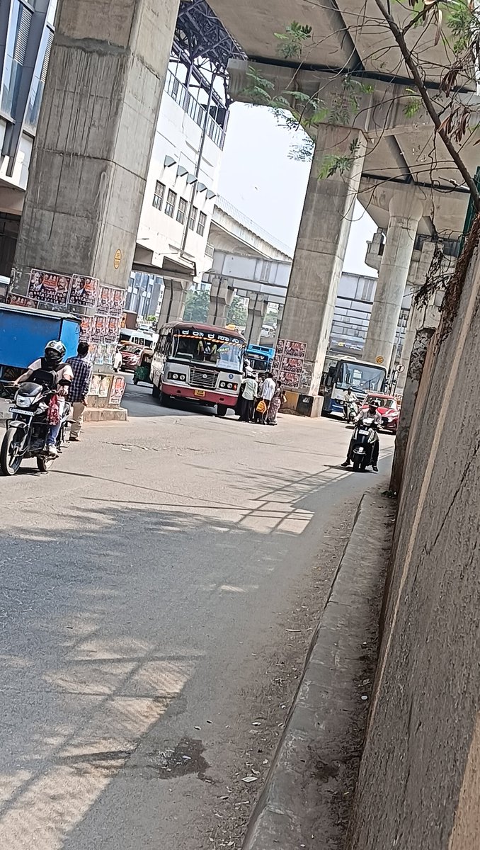 prashanthkvbabu's tweet photo. ಹೇಗೆ ನಮ್ ಚಿಂತಾಮಣಿ ಚಾಲಕರು, ಅವರಿಗೆ ಎಲ್ಲಿ ಇಷ್ಟ ಬಂದ್ರೆ ಅಲ್ಲಿ ನಿಲ್ಲಿಸುತ್ತಾರೆ, ಜನರು ಬಸ್ ಹಿಂದೆ ಓಡಬೇಕು. ಒಂದು ಬಸ್ ಕೂಡ ಟಿನ್ ಫ್ಯಾಕ್ಟರಿ stop ಅಲ್ಲಿ ನೆಟ್ಟಗೆ ನಿಲ್ಲಿಸುವುದಿಲ್ಲ @KSRTC_Journeys @osd_cmkarnataka @ChristinMP_ @YathishKumarS5 https://t.co/XyucWPWcht