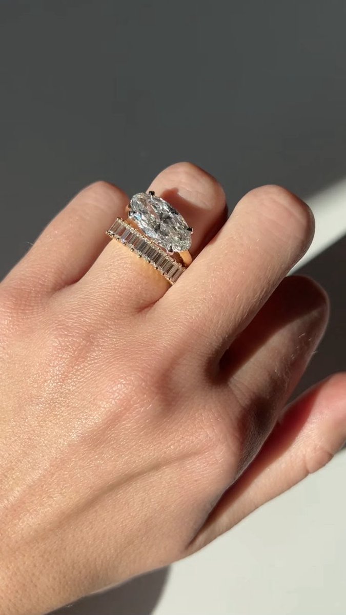 CastledLune's tweet photo. The Wade Royale features a breathtaking 5.20ct moval diamond, accented with brilliant side stones and set in a stunning two-tone design with white gold prongs and a yellow gold band. 
#WadeRoyale #DiamondRing #EngagementRing https://t.co/CbfPuZVlPe