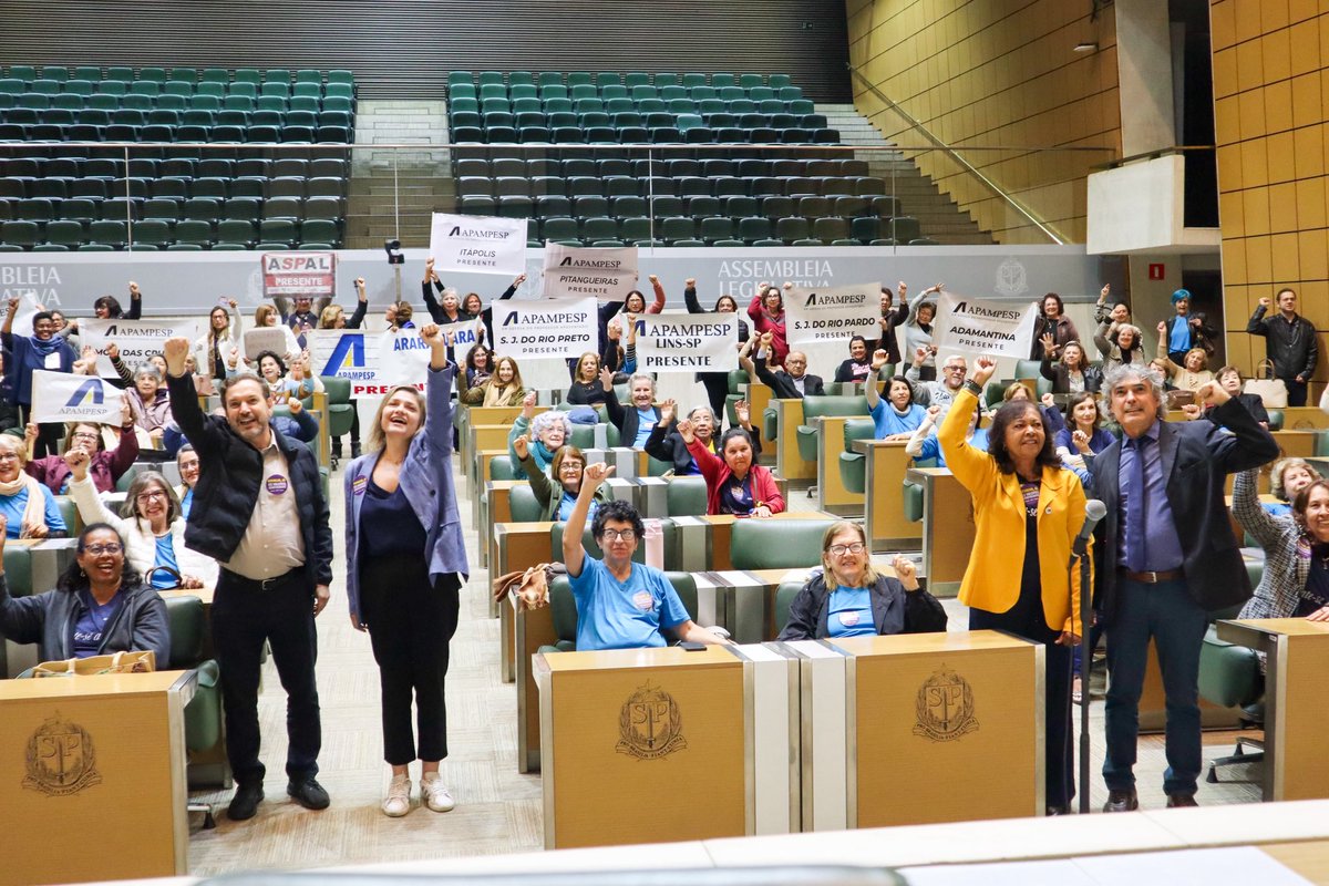 carlosgiannazi's tweet photo. Ontem, realizei uma audiência pública na Alesp em parceria com a APAMPESP em defesa da devolução dos valores confiscados e da aprovação do PLC 09/23. Seguimos pressionando pela tramitação do projeto e pelo fim definitivo do #confisco. ✊🏽📢
#ChegaDeConfisco #PLC0923 https://t.co/VFlmZqSvGD