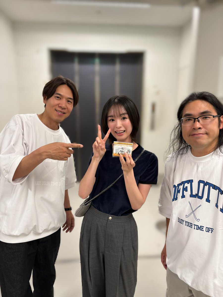 takakura_mooeka's tweet photo. 昨日は、ロッチさん単独ライブ「オフロッチ」を見させていただきました♨️
面白すぎてニヤニヤがとまらなかった…
笑いすぎてずっと椅子が揺れてました☺️

久しぶりにお会いできてほんっとうに嬉しかったです…🥲
大杉屋惣兵衛さんの翁飴とも写真を撮ってもらったよ〜☺️

#ロッチ さん
#オフロッチ https://t.co/937E37peE3