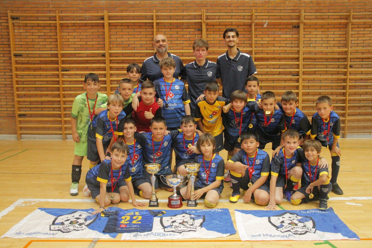 FSDiagonal's tweet photo. Entrega de trofeos categoría benjamín
Enhorabuena a los niños y a los entrenadores por la gran labor durante todo el año. 
Gracias un año más a #casadeldeporteparla por la organización y las medallas para los niños.
#123Diagonal 
#FAMILIADIAGONAL https://t.co/7STyY1iqKY