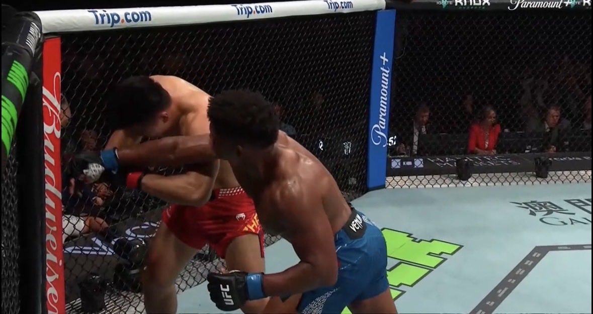 loadthebag's tweet photo. Underdog comes out on top Menifield was (+200) to win 🔥 #ufc https://t.co/839zeguwqK
