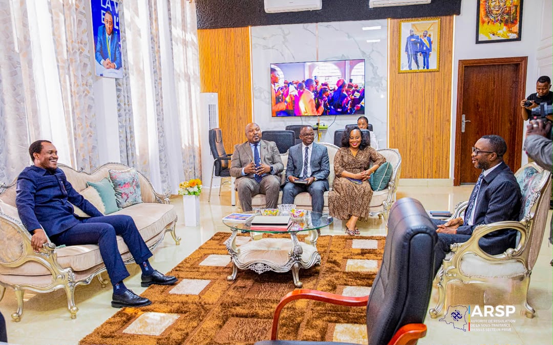 MvulaMarcel's tweet photo. Le DG de l'ARSP Miguel Kashal à lancé, à Lualaba un contrôle des sous-traitances, visite SICOMINES, COMMUS et CARRILU, et demande que les PME congolaises obtiennent plus de marchés pour soutenir la classe moyenne voulue par le président Tshisekedi.
@fatshi13 
@FifiMasukaSaini https://t.co/BLSKcPOyMv