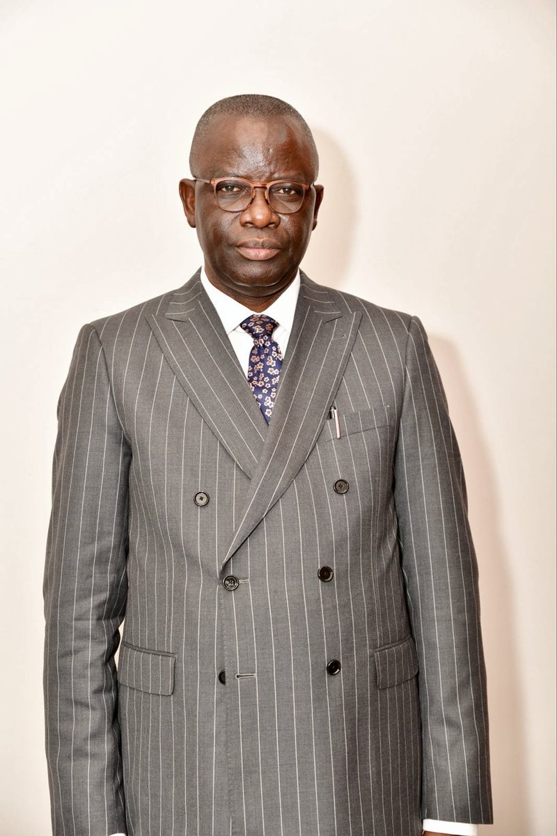 IsidoreKwandja's tweet photo. MON OPINION SUR LE CHANGEMENT DE LA CONSTITUTION EN RDC

Le débat actuel sur la révision ou le changement de la Constitution en République démocratique du Congo ne doit pas occulter l'histoire de cette loi fondamentale. Adoptée par référendum en 2005 et promulguée en 2006, la Constitution actuelle est le produit d’un contexte de sortie de crise bien précis. Elle découle directement de l’Accord global et inclusif de Sun City de 2002, pensé avant tout pour mettre fin à la guerre.

En tant que compromis historique, ce texte a été dicté par des mouvements rebelles et des belligérants soucieux de se partager le pouvoir au sein des institutions de la transition. C'est précisément ce péché originel qui bride aujourd’hui l'efficacité des institutions congolaises face aux crises contemporaines. 

Dès lors, l’adoption d’une nouvelle loi fondamentale, ancrée dans les réalités congolaises d'aujourd'hui, apparaît comme une nécessité. Elle permettrait non seulement de renforcer la souveraineté de l'État et de moderniser les structures publiques, mais aussi de tourner définitivement la page des compromis de guerre.

Je suis pour le changement de la Constitution.

Isidore KWANDJA NGEMBO