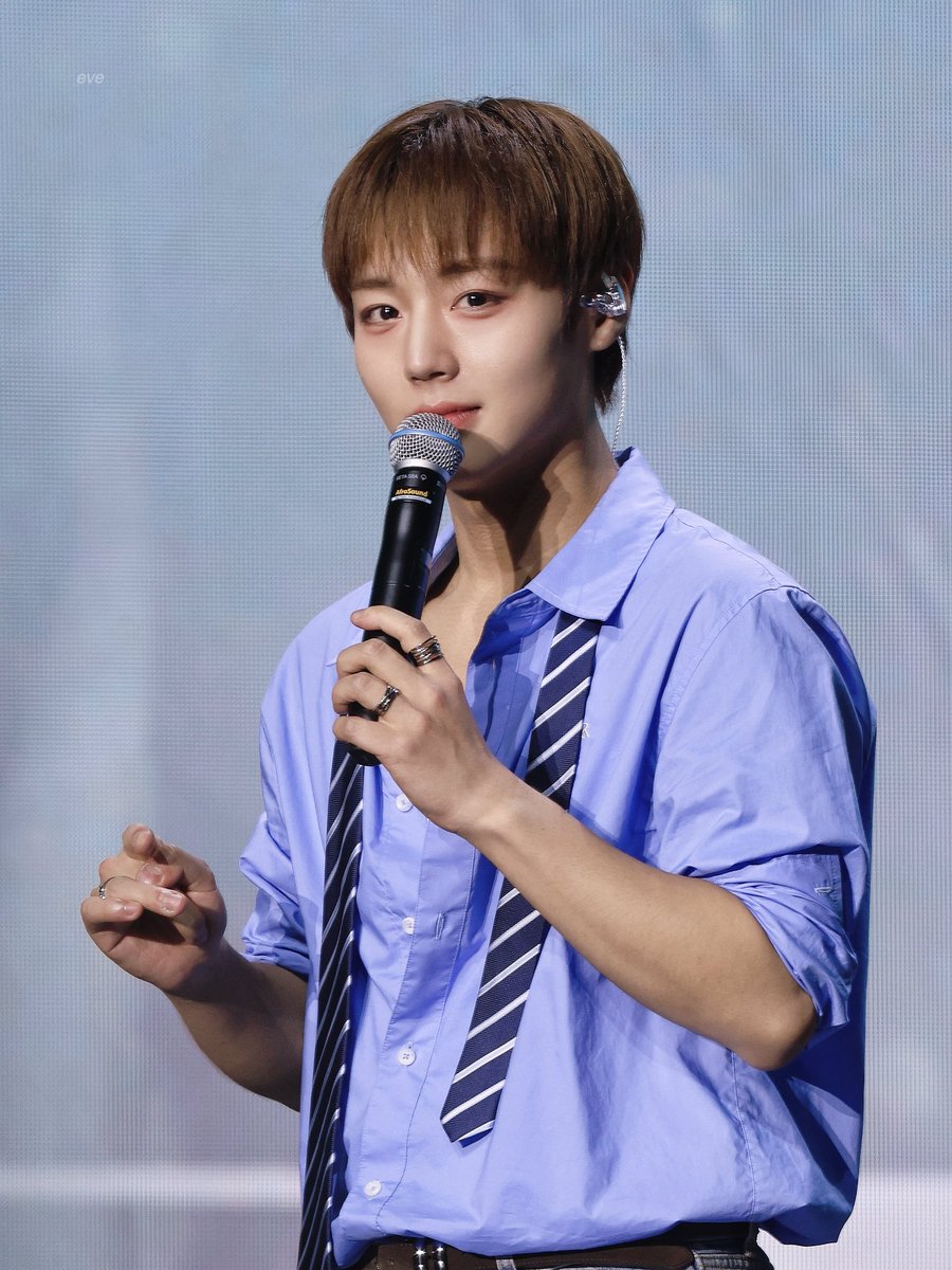 doong_yam's tweet photo. 260530 팬콘 첫콘 #박지훈 

헉 .. 지훈선배 .. 넥타이 .. 풀어졌어요 .. 🤩 https://t.co/ySedq7fcPn