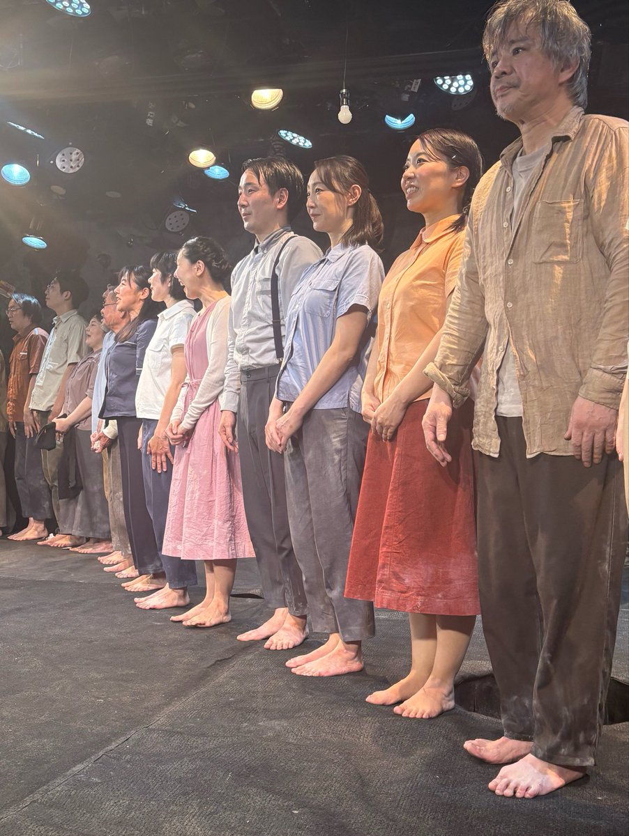 nagomimoyoko's tweet photo. 【椿組】の公演✨️
< じべた >
登場人物からの様々なメッセージ
聞きなれた日常に溢れる言葉達
めちゃくちゃ刺さって涙流れた
大切なことを振り返らせてくれた😌

計算されつくされた舞台構成やセット
しっかりとリアルな映像表現
ココロをがっちり掴む笑い所
最高✨️
 #じべた   #椿組
@Jibeta2026 https://t.co/PXbBM1oZah