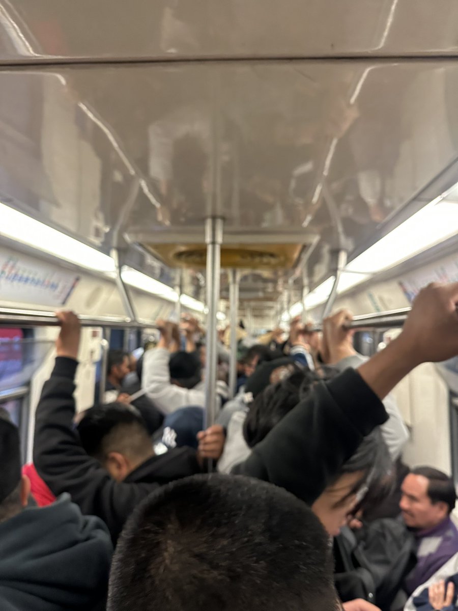 Fabian_Daddy's tweet photo. @MetroCDMX Parados en normal 😑 no ma poca tienes n pero es lo q hay https://t.co/KQhcK3Yq5F