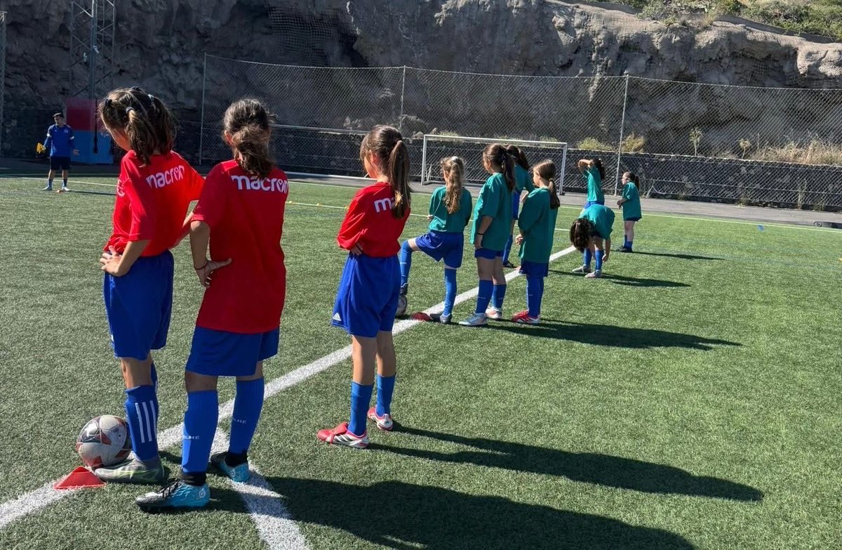 FIFTenerife's tweet photo. ✔️ | El Programa Talento Femenino desarrolla su jornada de entrenamientos en el sur de Tenerife

👧 La FIFT reunió a jugadoras Benjamín, Alevín e Infantil para continuar reforzando el fútbol femenino desde la base

➕ℹ https://t.co/MvCgxsphd6

#SomosFIFT | #MásQueUnJuego https://t.co/Lt3csBeYF7