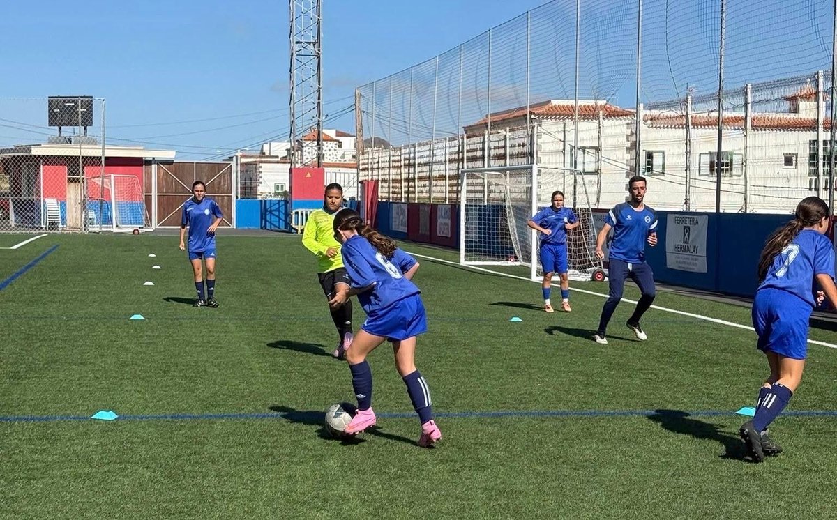 FIFTenerife's tweet photo. ✔️ | El Programa Talento Femenino desarrolla su jornada de entrenamientos en el sur de Tenerife

👧 La FIFT reunió a jugadoras Benjamín, Alevín e Infantil para continuar reforzando el fútbol femenino desde la base

➕ℹ https://t.co/MvCgxsphd6

#SomosFIFT | #MásQueUnJuego https://t.co/Lt3csBeYF7