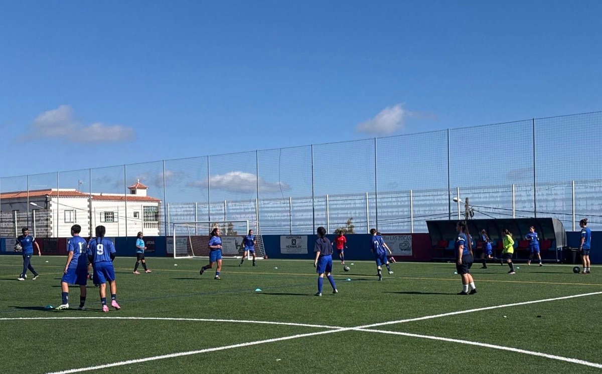 FIFTenerife's tweet photo. ✔️ | El Programa Talento Femenino desarrolla su jornada de entrenamientos en el sur de Tenerife

👧 La FIFT reunió a jugadoras Benjamín, Alevín e Infantil para continuar reforzando el fútbol femenino desde la base

➕ℹ https://t.co/MvCgxsphd6

#SomosFIFT | #MásQueUnJuego https://t.co/Lt3csBeYF7