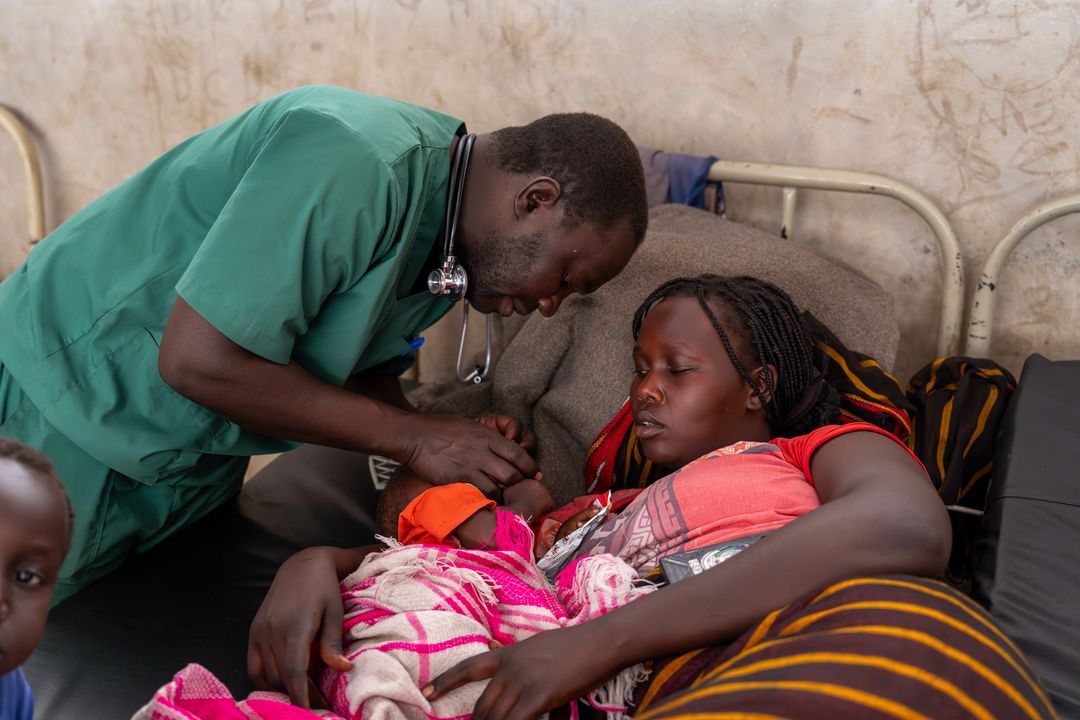 AMHorg's tweet photo. When Imam finally arrived at the MMRTH the children’s ward team moved quickly to help Falgala.
Doctors discovered he was suffering from severe malnutrition and TB.

He was extremely weak and unable to eat properly, so the team placed an NG tube to begin delivering nutrition. https://t.co/AkV5QrjF3F