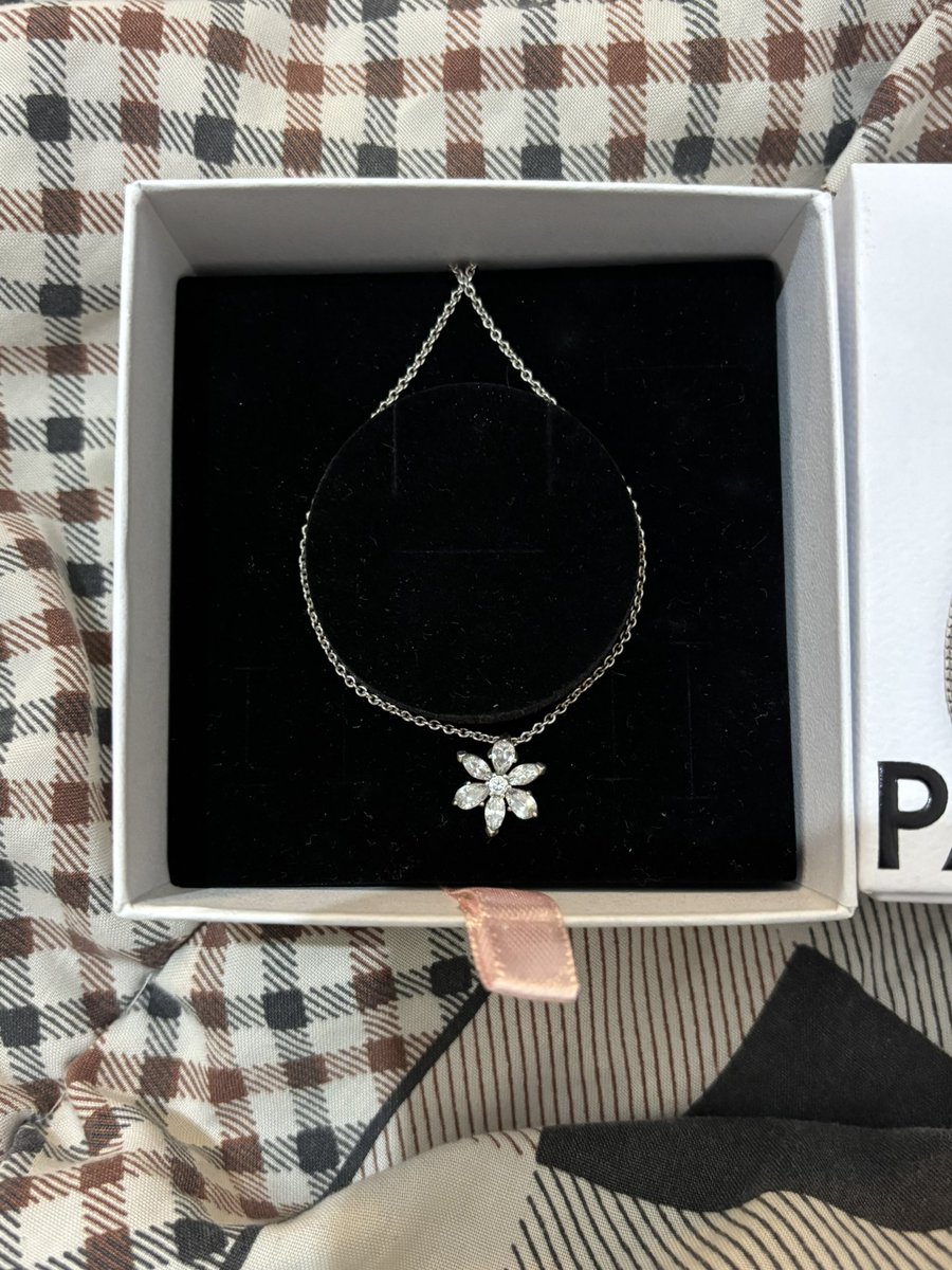 Hironozz's tweet photo. WTS Pandora Bracelet (size 21), charms, dan necklace.

Semua original Pandora. Bisa take satuan maupun satu set (lebih murce)
• Bracelet size 21 
• Dumbo charm
• Tangled charm
• Necklace
Harga: offer via DM.
Bisa via Shopee.
Domisili Semarang. https://t.co/J9RfXIFYfw