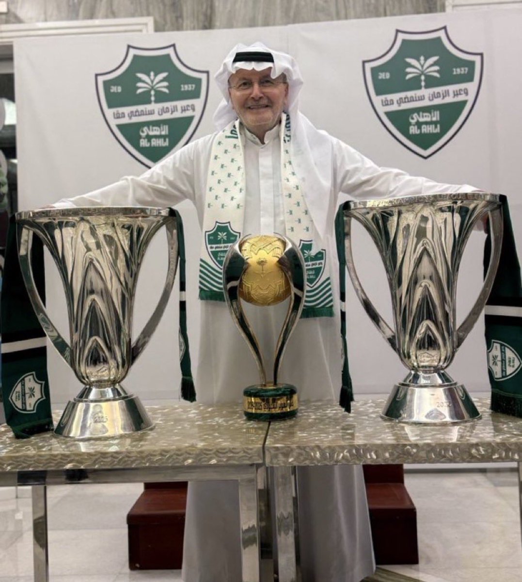 gormilhazhrana's tweet photo. يستاهل الرمز خالد بن عبدالله
صورة تختصر سنوات من  العطاء والعشق والانتماء لوحة فنية تروي قصة رجل ارتبط اسمه بالأهلي 
الفخامة ليست في الصورة وحدها
 بل في القيمة التي يمثلها صاحبها
 وهو يتوسط كؤوس دوري أبطال
آسيا للنخبة التي أصبحت شاهدًا على مرحلة تاريخية واستثنائية. 
حين يجتمع الرمز مع الإنجاز، تتحول الصورة إلى رسالة، ويتحول المشهد إلى ذاكرة خالدة في وجدان الأهلاويين. 
لوحة عنوانها: الفخامة تصنع التاريخ  والتاريخ ينصف رجاله.