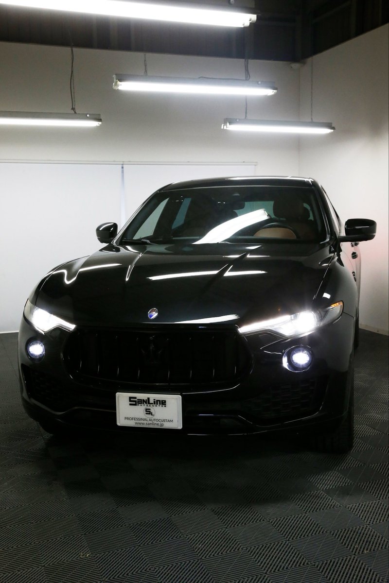 SanLine31's tweet photo. 撮影現場での２コマ。
光の当たり方も考えますが、受け方でもだいぶ変わります。
車種はマセラッティレヴァンテ。マセはやっぱりカッコ良い。 https://t.co/lfzffVPVkv