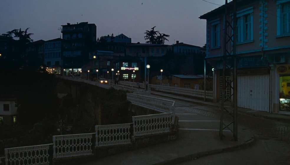 jsolpartre's tweet photo. Fatih Akın, Yaşamın Kıyısında (2007) filminde Trabzon. https://t.co/QyXbbDCyct