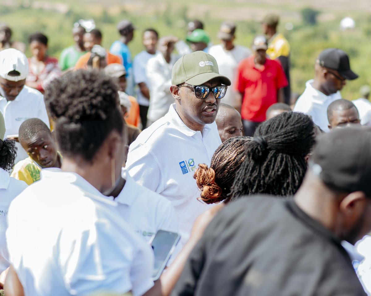 FaustinMUNYAZIK's tweet photo. Umuganda wo gutangiza #EnvironmentWeek wabereye mu karere ka @GisagaraDistr . Minisitiri w'@EnvironmentRw , @Dr_Arakwiye yasoje ikiciro cya mbere cy'umushinga wa #GreenAmayaga atangiza n'icya kabiri. Umushinga uzashyirwa mu bikorwa na @REMA_Rwanda ku bufatanye na @UNDP_Rwanda https://t.co/tLpX28qL3q