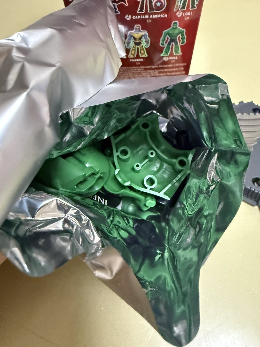 Pkablove8's tweet photo. キャップ欲しさにまた買ってしまった…私は特に盾⭐️🛡️が好きだからマジ欲しい!!!ハイッ🟢緑かあああエルファバにしてくれ😂2人目ハルクか😤今回は違う種類にも目が眩んで開けてみたらグルートだ!😍💓まっ子供グルートの方がすきなのは内緒だ🤫うーん…これは… 🖐🏻✊🏻
#MARVELINFINITYSAGA
#GROOT https://t.co/BY9srJSmU8