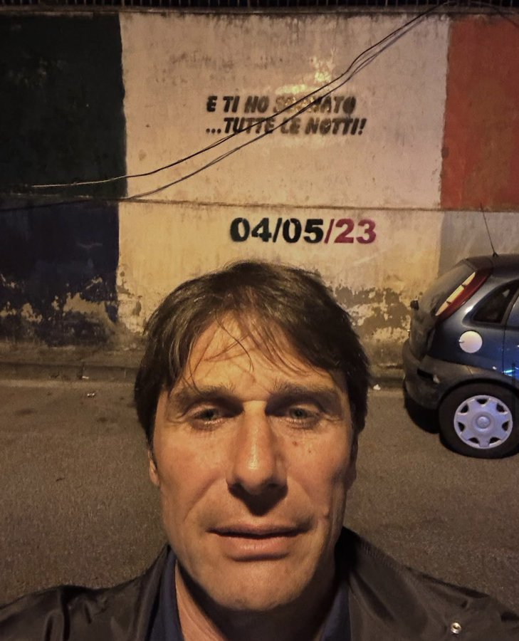 AFanghor_35's tweet photo. صورة سيحتفظ بها جمهور نابولي طويلا، 

كونتي الذي كان يتجول في شوارع نابولي، رأى هذه الجدارية التي تخلد سكوديتو سباليتي، مع تاريخ يوم التتويج و جملة " أنا أفكر بك ، كل الليالي ".
التقط هذه الصورة رافعا تحدي تحقيق السكوديتو الرابع.
وبعد تحقيق السكوديتو الرابع الموسم الماضي نشرها على حسابه في إنستغرام.

خلال فترته مع نابولي، اختلف الجمهور معه كثيرا في ما يخص أسلوب اللعب، فيما يخص نتائج دوري الأبطال، و في ما يخص صفقات الميركاتو خصوصا الصيف الماضي الذي ضيع فيه 200 مليون يورو هباء الرياح.
لكن على المستوى الشخصي، ربما كان كونتي من أكثر الشخصيات التي حظيت بالاجماع في نابولي،
ما يميزه أنه لم ينافق، لم يفعل كسباليتي، ترك مسافة مع الجمهور، فالجميع يعلم أنه ليس مشجعا لنابولي ولم ينكر سوابقه سواء مع يوفنتوس أو مع الانتر، لكنه بنى علاقة احترافية مع الجميع.
وكسب الاحترام بـ احترافيته، فقد ترك مكانه نظيفا تماما، و جعل الفريق يلعب بروح قتالية و بجدية و تفاني منقطع النظير حتى آخر جولة من الموسم وهذا أمر نادر بالنسبة لمدرب لم يكن التيار يمر بأفضل طريقة بينه و بين العديد من نجوم الفريق ، وبالنسبة لفريق عانى من ظروف قاتلة خلال الموسم ، 
لا شك أن نابولي بالظروف التي مر بها هذا الموسم، في موسم آخر كان سينتحر و يستسلم لظروفه التراكمية و يفقد مركزه الأوروبي ربما بشكل أفظع مما حدث لميلان نهاية الموسم.

كنت من أشد المطالبين برحيل كونتي و مازلت أرى أن رحيله قرار صحيح (ولو أنني أراه أفضل من خلفه) ، لكن هذا لا يمنع من إعطاء كل ذي حق حقه ، فأنا دوما ضد المبالغة سواء في الإيجاب أو في السلب.

شكرا كونتي على كل شيء