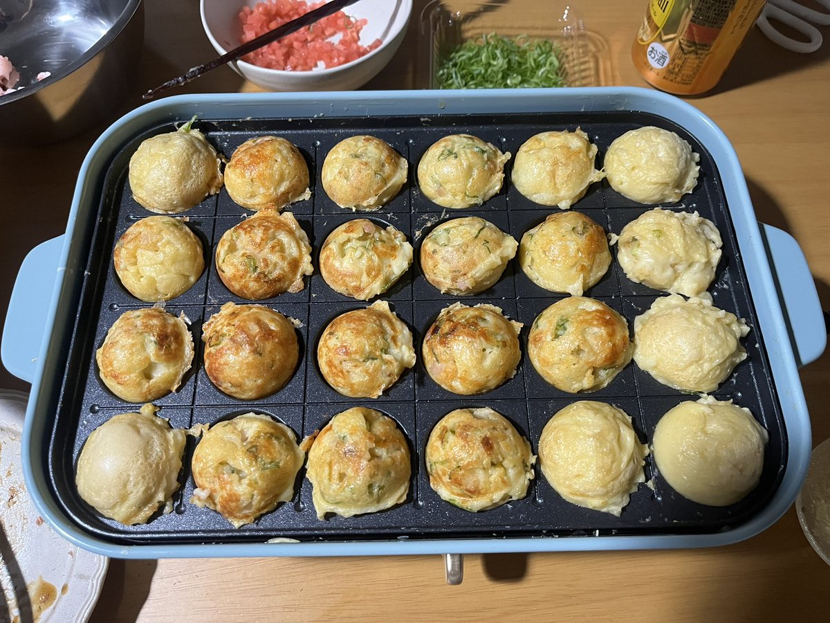 Tsssssssssu's tweet photo. たこ焼きって1から自分で作ると愛着湧いて名前付けたくなるよな https://t.co/i3X9WDMu7D