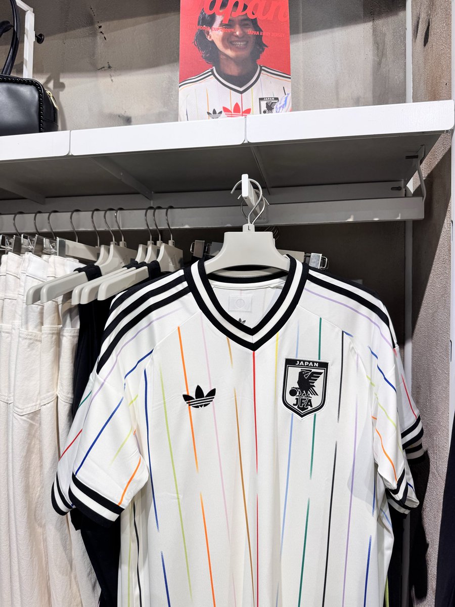 hitsato's tweet photo. イギリスロンドン、セルフリッジズの前のadidas shopにおいても、
日本代表アウェーユニフォームはXLと2XLの2着のみ！ https://t.co/TDdrS86ij2