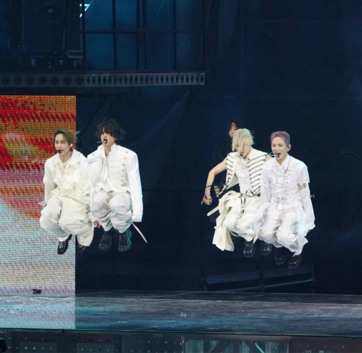 Zolshinee2min_5's tweet photo. I Believe I Can Fly  ✨️✨️✨️✨️✨️
 SHINee's synchronize 
SHINee WORLD III    SHINee WORLD V 
SHINee WORLD VII        SW  VIII  
#샤이니 #SHINee #Minho #민호 #태민 #Taemin https://t.co/4KmHEhtjaI