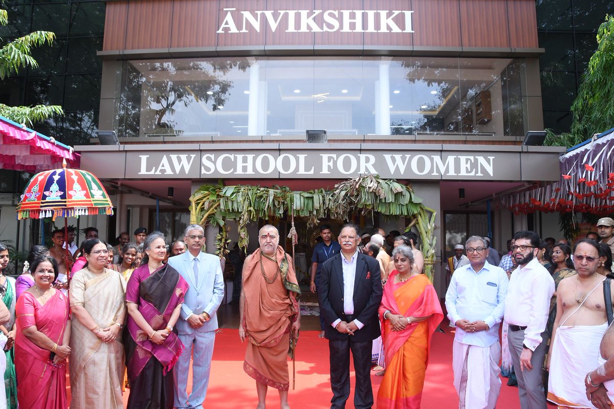 SCSVMVDU's tweet photo. A landmark milestone for women’s legal education!

His Holiness Pujyashri Shankara Vijayendra Saraswathi Shankaracharya Swamiji inaugurated the  Ānvikshiki School of Law for Women  , SCSVMV

#SCSVMV #SchoolOfLawForWomen #LegalEducation #WomenEmpowerment https://t.co/tAAaqU6ldJ