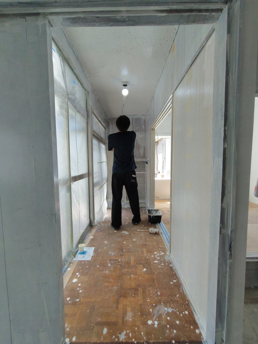 kuraganeshin's tweet photo. 山形市北町でのシェアアトリエリノベーションに東北芸術工科大学の後輩達が助っ人にきてくれました！

みるみる白い空間が出来上がっていきます！！

６月５日６日のアーティスト展示交流会では素敵な展示が出来そうです♪

#東北芸術工科大学
#シェアアトリエ
#リノベーション https://t.co/iWwY3y3LP0