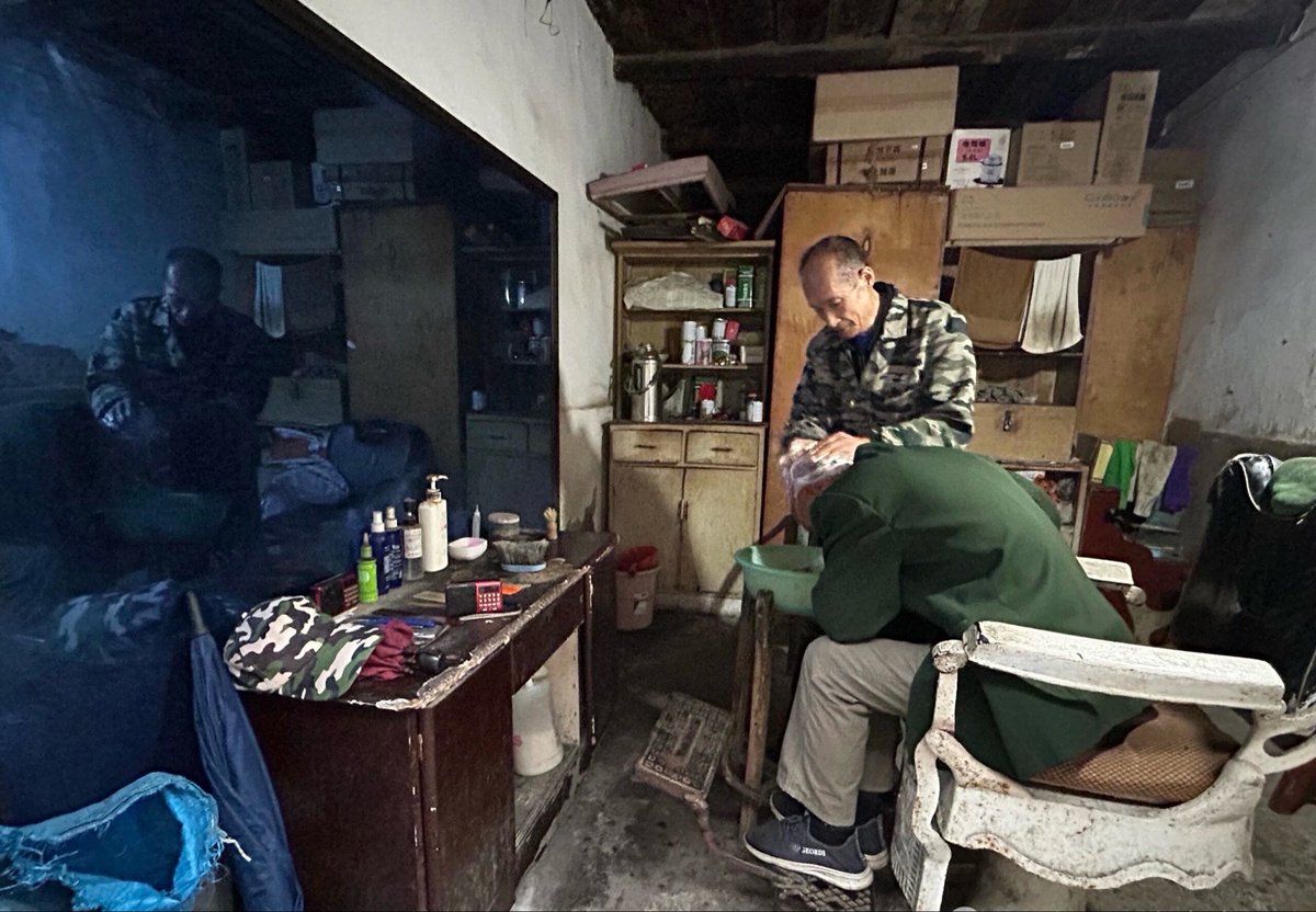 zpok000's tweet photo. 全是回忆的理发店，特意再去体验了一下，大爷的刷子还是当年那个力道😂 https://t.co/S069Jc6nB7