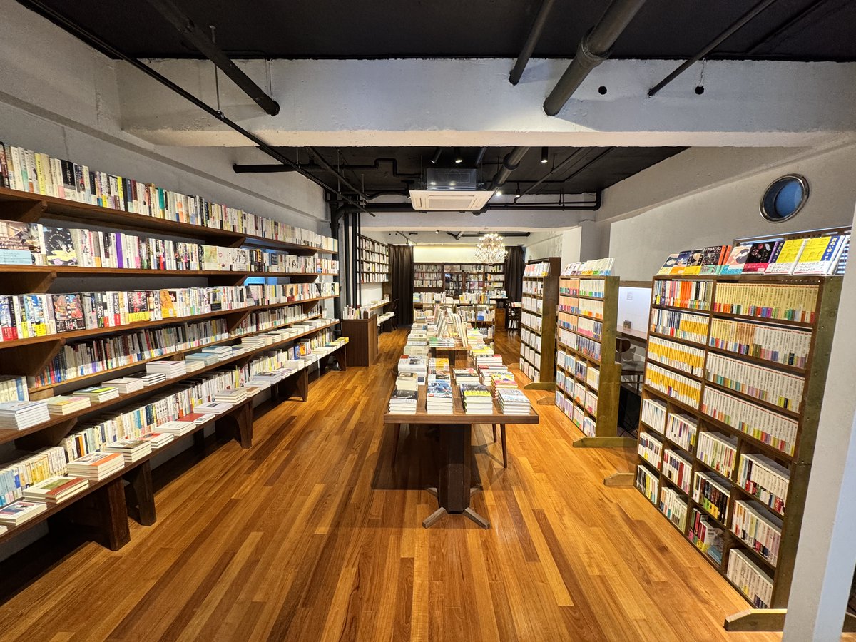 twtko's tweet photo. 小さな本屋さんを訪れる楽しみは、その店のこだわりによって選ばれた本を眺め、手にとって、出会いだと思えれば買えることです。三鷹にある UNITE は、駅からちょっと離れていて、外へのアピールもとても控えめな本屋さんですが、結構な確率でいい本と出会える本屋さんです。
https://t.co/Ju4CztmG4Q https://t.co/Uy8VMkNude