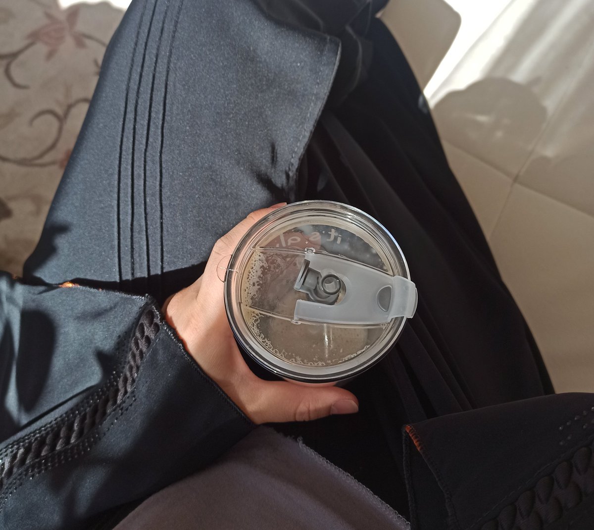llameliff's tweet photo. Eve gelecek misafiri abaya giyip soğuk kahve içerek bekleme sezonu açılmıştır. https://t.co/3h8HC1Xgxc