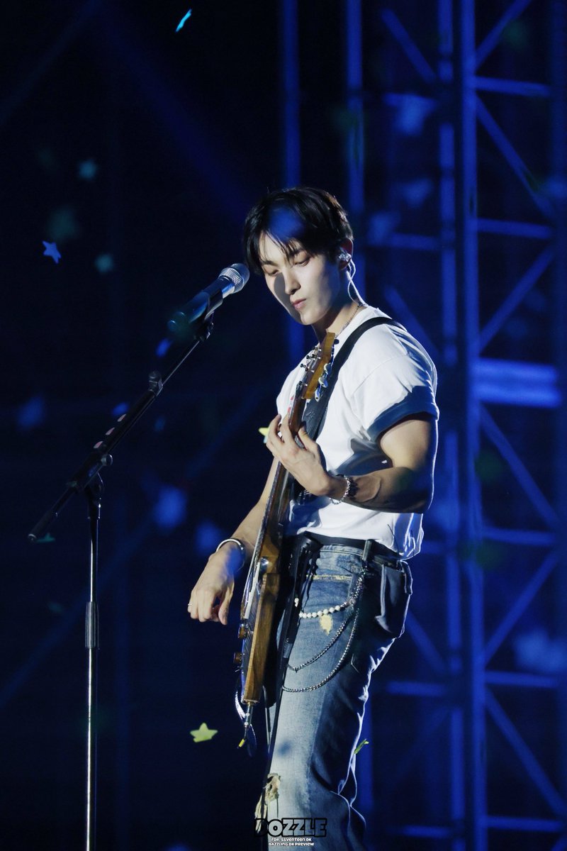 Do_zzle's tweet photo. 260530 DxS [SERENADE] ON STAGE in DAEGU 고화질pre

밴드맨 도겸 실존 🎸

#세븐틴 #SEVENTEEN #SVT #도겸 #DK #ドギョム #Dazzling_DK https://t.co/TvWmu8N2Ol