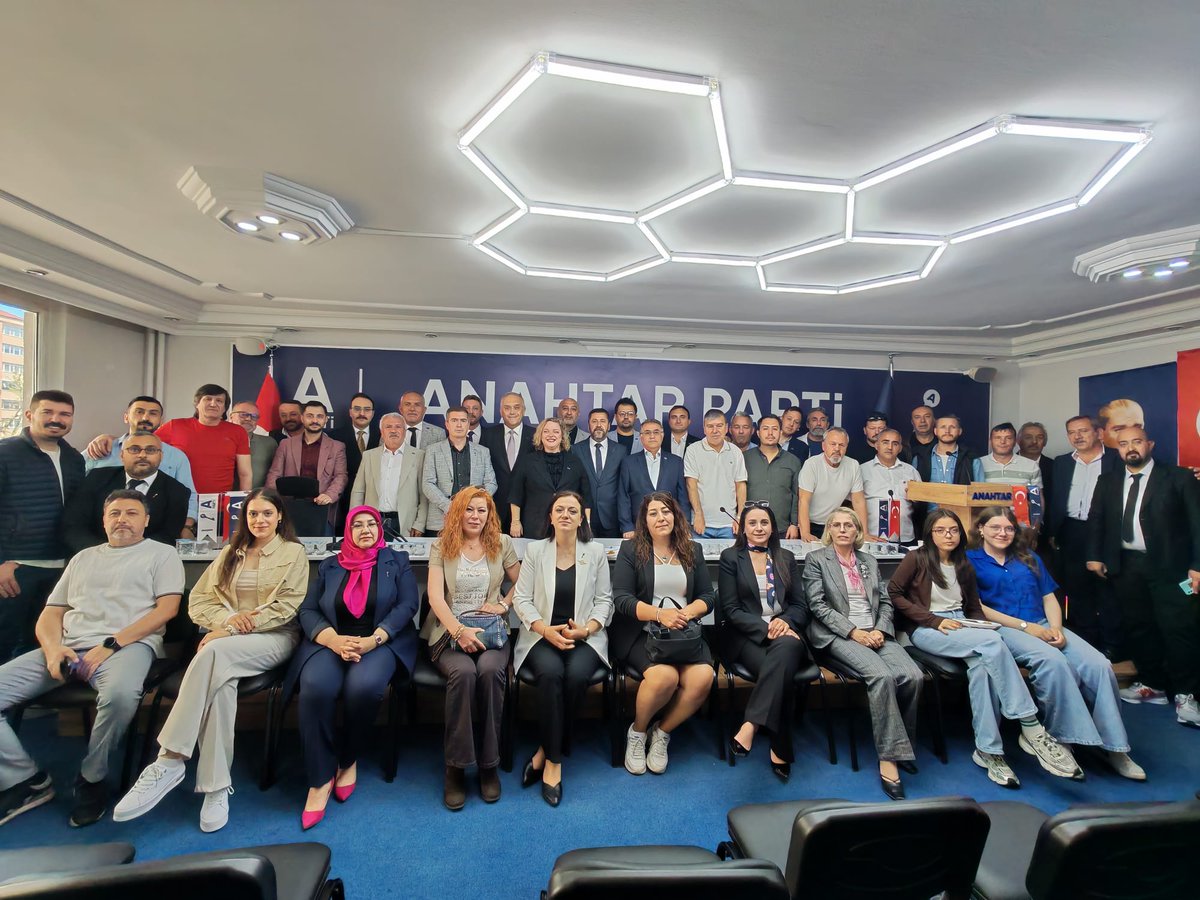 AnahtarPartiEsk's tweet photo. Bayramın birlik, beraberlik ve kardeşlik iklimini teşkilatımızla birlikte yaşadık.

Anahtar Parti Eskişehir İl Başkanlığımızda gerçekleştirdiğimiz bayramlaşma programında; il yürütme ve yönetim kurulu üyelerimiz, Tepebaşı, Seyitgazi, Beylikova ve Mihalıççık ilçe teşkilatlarımızın yoğun katılımıyla bir araya geldik.
Yerel basın mensuplarımızın da iştirak ettiği programda, bayramın manevi atmosferini paylaşırken teşkilatımızın dayanışma ruhunu bir kez daha güçlendirdik.

Katılım sağlayan tüm teşkilat mensuplarımıza ve kıymetli basın mensuplarımıza teşekkür ediyor, milletimizin Kurban Bayramı'nı bir kez daha kutluyoruz.

#AnahtarParti #Eskişehir #BirlikteGüçlüyüz #KurbanBayramı @yavuzagiraliog @caglarolce