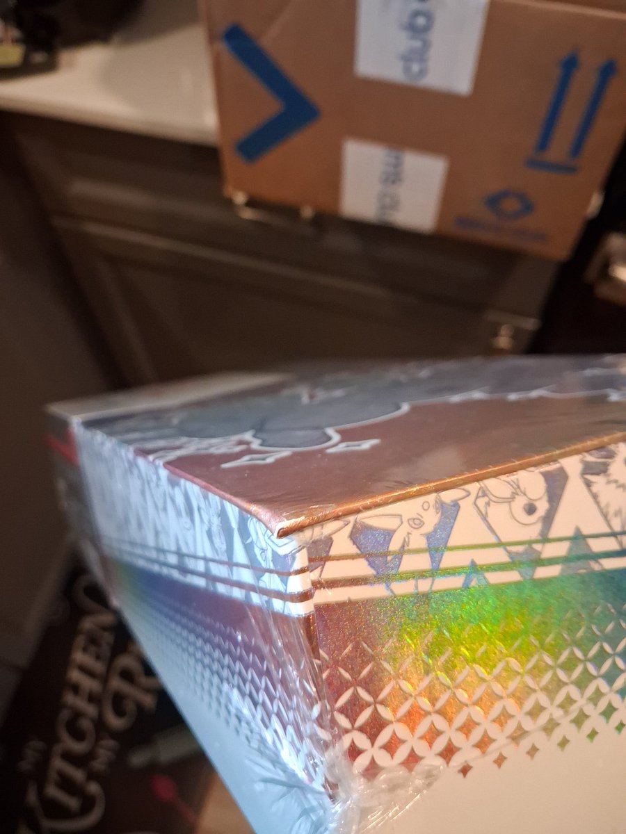 GlitchedDrops's tweet photo. You thought Pokémon Center packaging was dumb.. look at how @SamsClub shipped my UPC... 2/4  corners absolutely destroyed

Definitely canceling my membership https://t.co/0k1qH71HTd