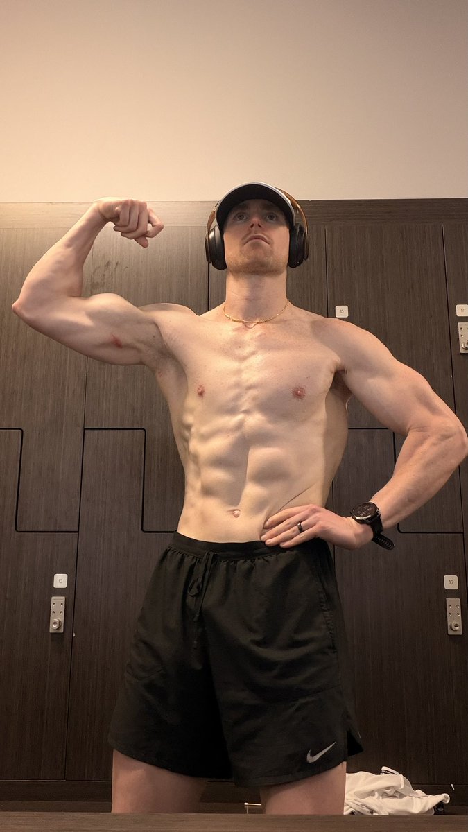 村越弘明「Still Crazy／Shake Your Body」HARRY I just be posing. Easy 8 miles (12.8km) and lift today. Shout out