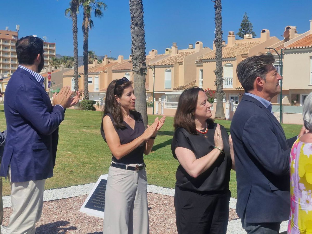 antalcazardiaz's tweet photo. Un acto de homenaje y reconocimiento a Fernando Prini en Guadalmar, la que fue su casa y su barrio durante años. 

Junto a sus vecinos, hermanos cofrades, familiares y amigos, en recuerdo de su legado artístico y diseñador de una amplia obra de proyectos para numerosas hermandades malagueñas de pasión y gloria. 

Su recuerdo queda allí,  en un espacio donde desarrolló gran parte de su obra.