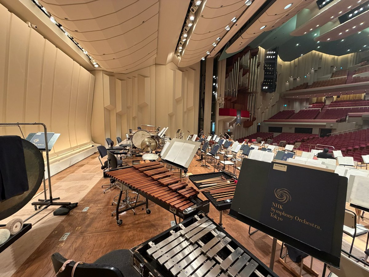 hidemiperc's tweet photo. N響５月C定期終演しました🎵
編成が巨大なため、とっても珍しく打楽器全員最後列でした。遠い🚶
2ndティンパニには日本センチュリー交響楽団の安永さんにお越しいただきました😊✨相変わらずの癒しオーラでいらっしゃいました✨ https://t.co/9zER24B7BB
