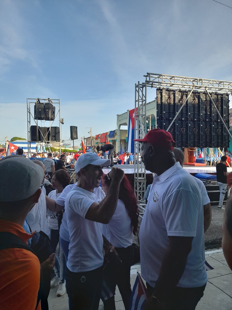 WalterNoris's tweet photo. A quienes en cómodas oficinas se aprestan para ordenar invasión militar. A quienes inundan las redes con odio, frustración y mentiras. A quiénes apoyan falsas acusaciones contra #Cuba y sus líderes. Aquí está la respuesta del #Camaguey y aquí estamos nosotros. #LaPatriaSeDefiende https://t.co/9s4Qk5xVbH