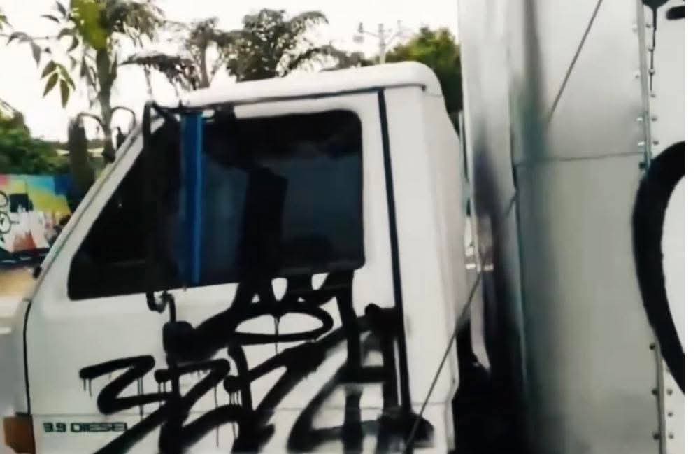 alertanoti's tweet photo. DENUNCIAN A GRAFITEROS POR VANDALIZAN CAMIONES DE TRABAJO ESTACIONADOS

Un trabajador denunció que su camión fue vandalizado por grafiteros mientras permanecía estacionado en la zona de Altavista. Encontró la unidad cubierta con pintas, ocasionando daños a la apariencia de su herramienta de trabajo.

De acuerdo con la denuncia, este tipo de actos se ha vuelto frecuente en sectores de Soyapango e Ilopango, donde individuos dedicados a realizar grafitis dañan vehículos particulares.

Afectados aseguran que estas acciones no solo deterioran la imagen de los automotores, sino que también generan gastos adicionales para remover la pintura y reparar los daños causados.