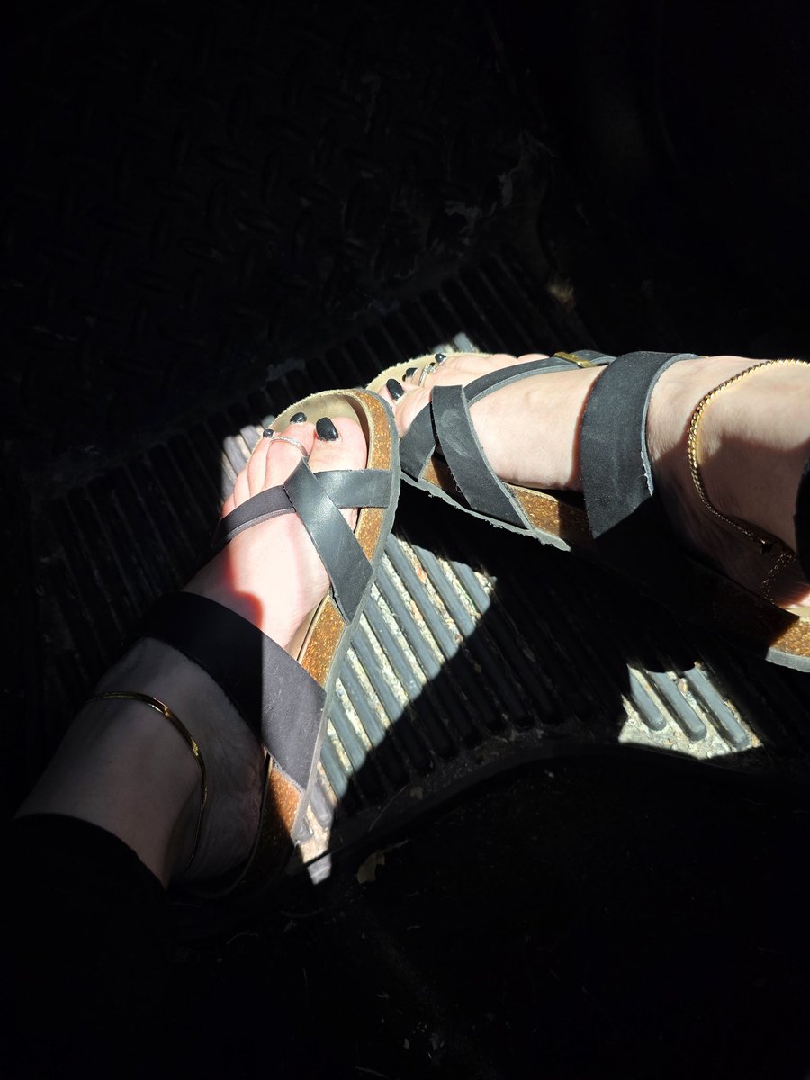 EmberPhoenix003's tweet photo. Another year to keep you in love with My feet 👣🖤 https://t.co/Aq9TcZ0yzN