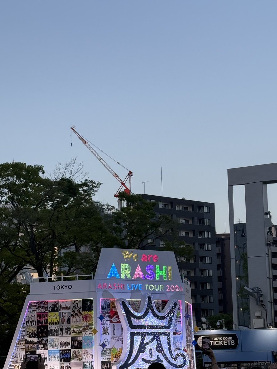 UZDB's tweet photo. 仕事終わって物販テント見に行ったらもうすごい人😳
ワンチャン何か購入できるかと思ったらそんな事なかった。その代わりにうっかりジャイアンツとコジコジのコラボグッズ買いそうになったw https://t.co/9J6o4kK3Rm